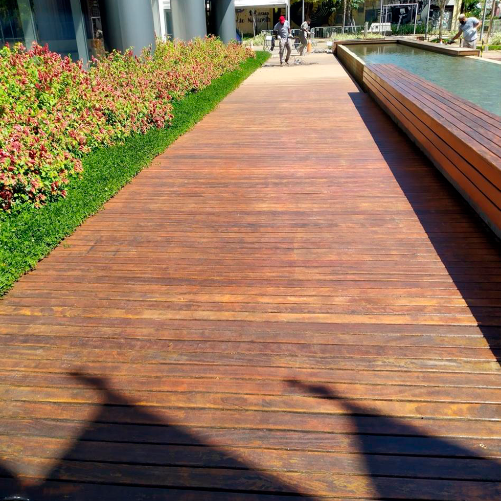 Na Construeng, realizamos reparo e manutenção de decks de madeira com técnicas especializadas. Garantimos durabilidade, segurança e um acabamento impecável para seu espaço.